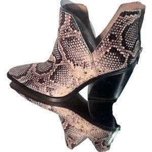 Vince Camuto Gigietta Bootie  7.5 Ash New Snake